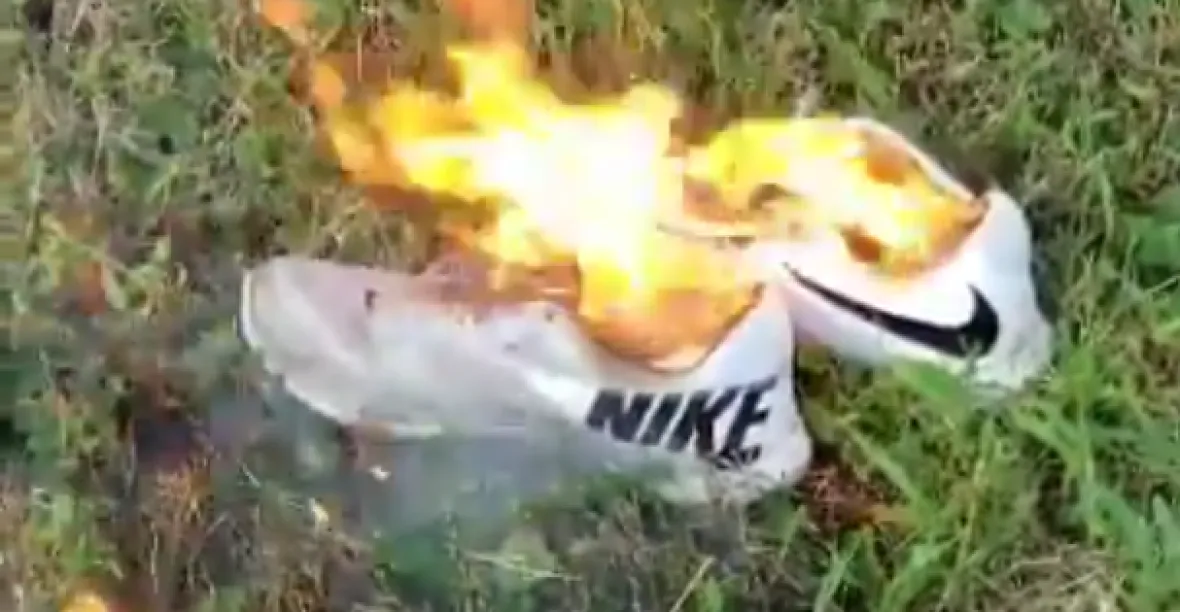 VIDEO: Lidé hromadně pálí výrobky Nike. Protestují proti nové tváři reklamní kampaně