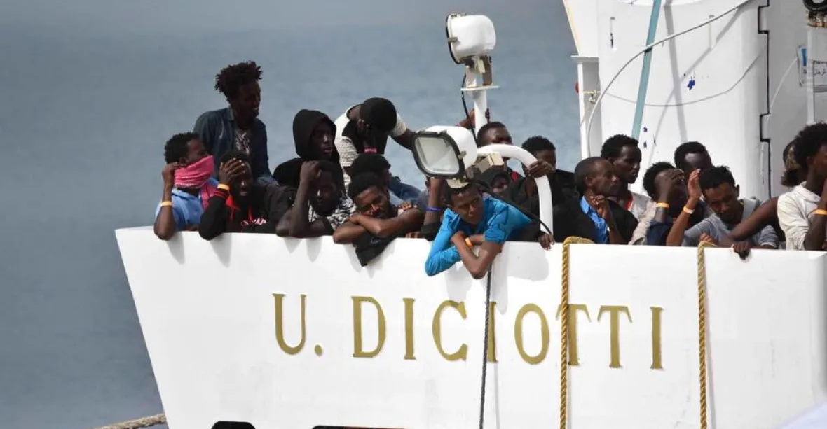 Asi nebyli kost a kůže, řekl Salvini. Přes 50 migrantů z lodi Diciotti zmizelo z center