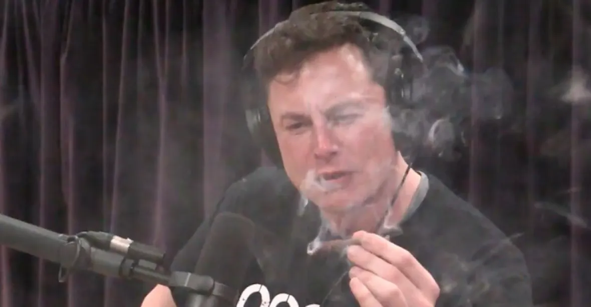 Musk kouřil joint v živém vysílání. Akcie Tesly se propadly