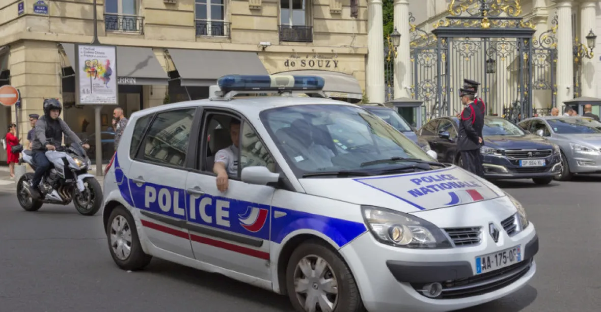 Útočník v Paříži poranil nožem sedm lidí. Z toho čtyři vážně