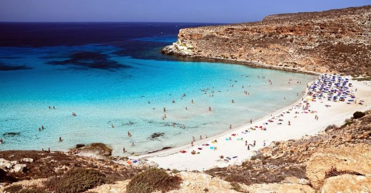 Turisté znovu dobývají Lampedusu. Ještě před několika lety ostrov přetékal migranty