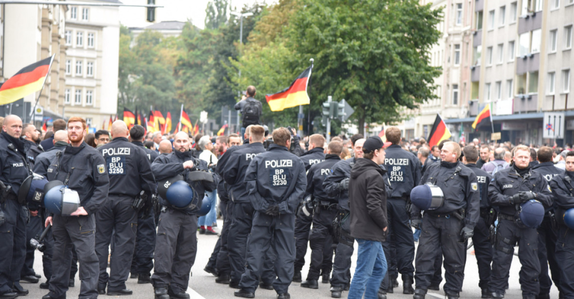 Protesty kvůli smrti Němce. V Halle demonstranti hajlovali a plivali na policisty