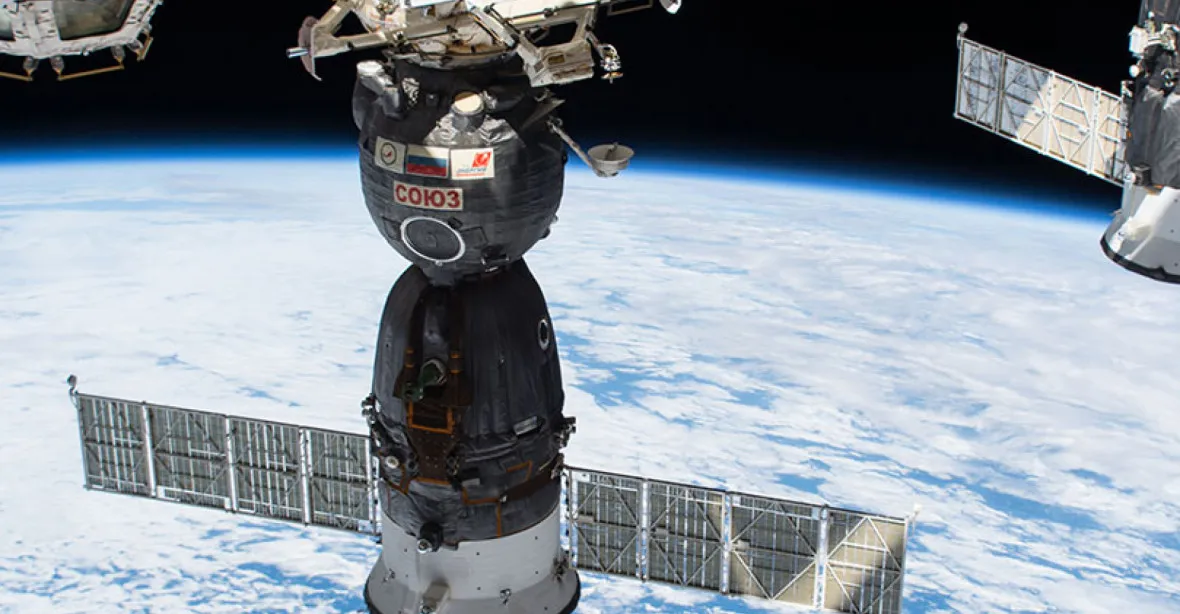 Skončilo vyšetřování díry v Sojuzu. Bez vysvětlení. Rusové podezírají posádku