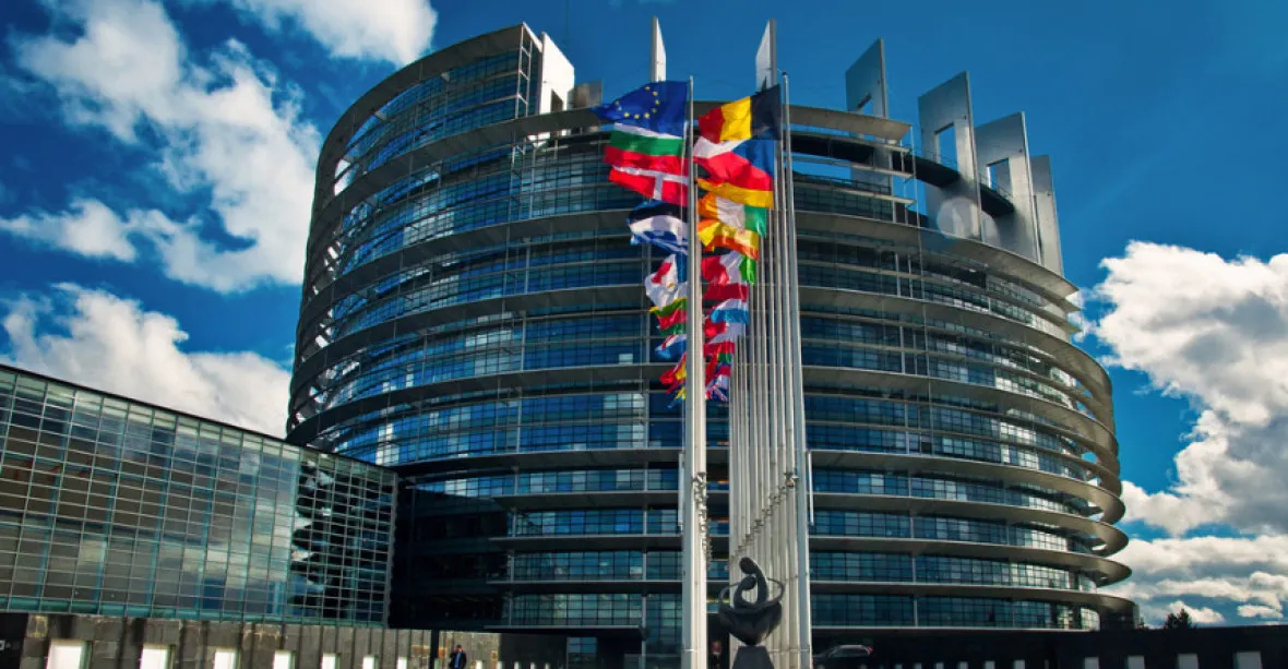 Europarlament přijal směrnici o právech na internetu. Google a Facebook se mají dělit o zisky