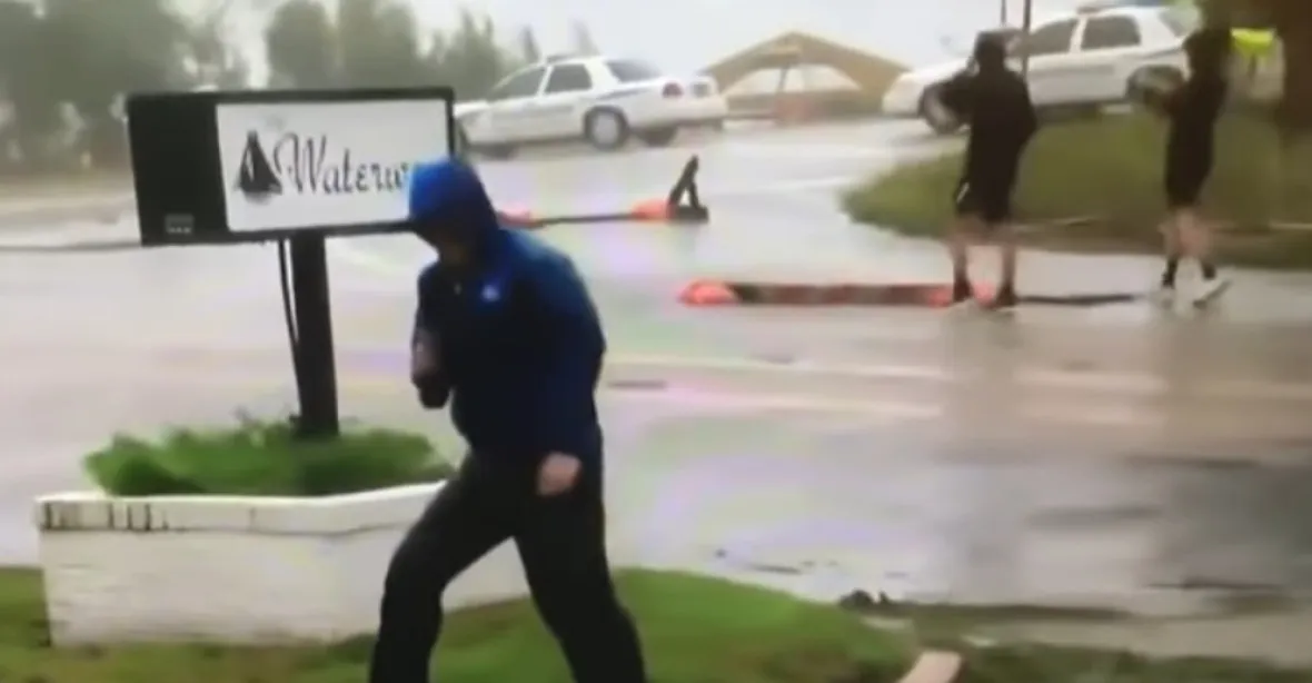 VIDEO: Reportér jako béčkový herec. Přibarvil, jak s ním cloumá hurikán