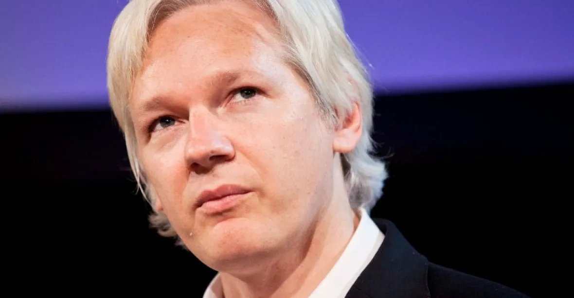 Rusové připravovali Assangeův útěk z ambasády, tvrdí The Guardian