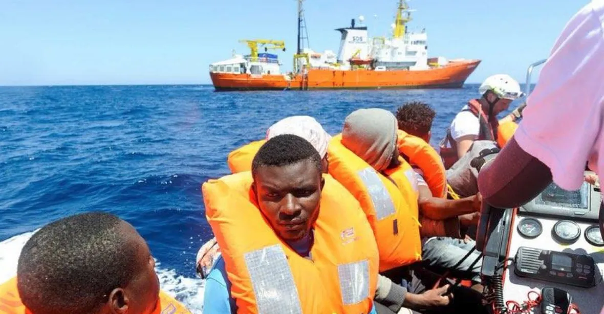 Na palubu Aquaria naložili desítky dalších migrantů. Itálii a jiným navzdory. Kam ale s nimi?