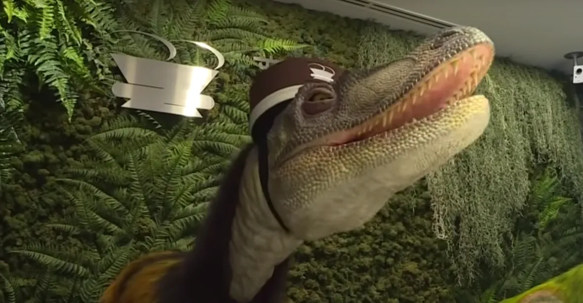 VIDEO: Místo recepční velociraptor. V hotelu obsluhují jenom dinosauří roboti