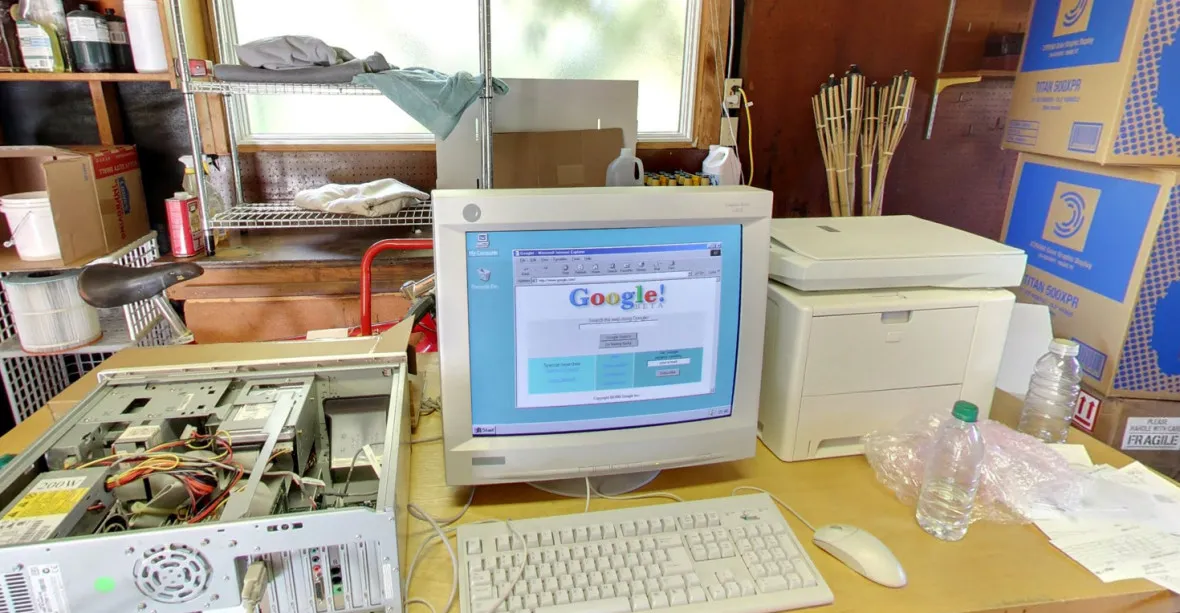 OBRAZEM: Projděte se garáží, kde před 20 lety vznikl Google