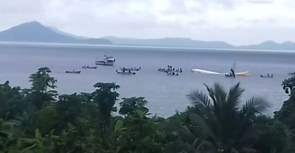 VIDEO: Boeing minul při přistání ranvej a zřítil se do laguny
