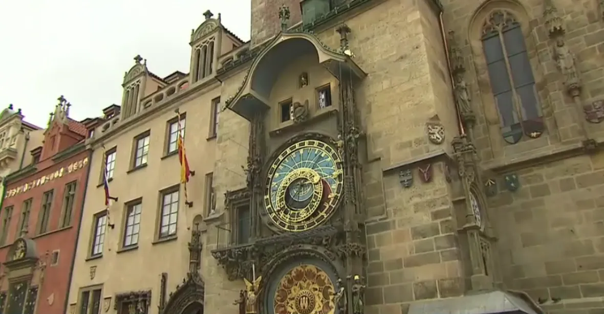 Praha má zpět svou největší atrakci. Apoštolové se opět představili na orloji