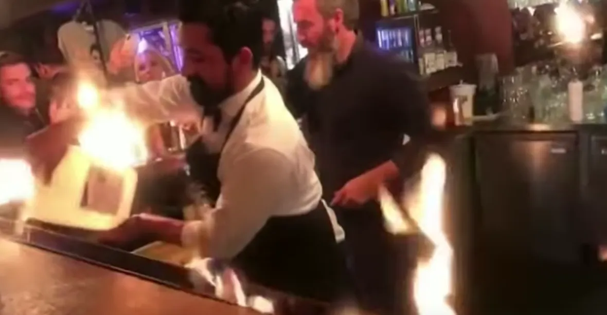 VIDEO: Na kuchařské show v Istanbulu vybuchl barový pult, nejvážněji zraněná je Češka