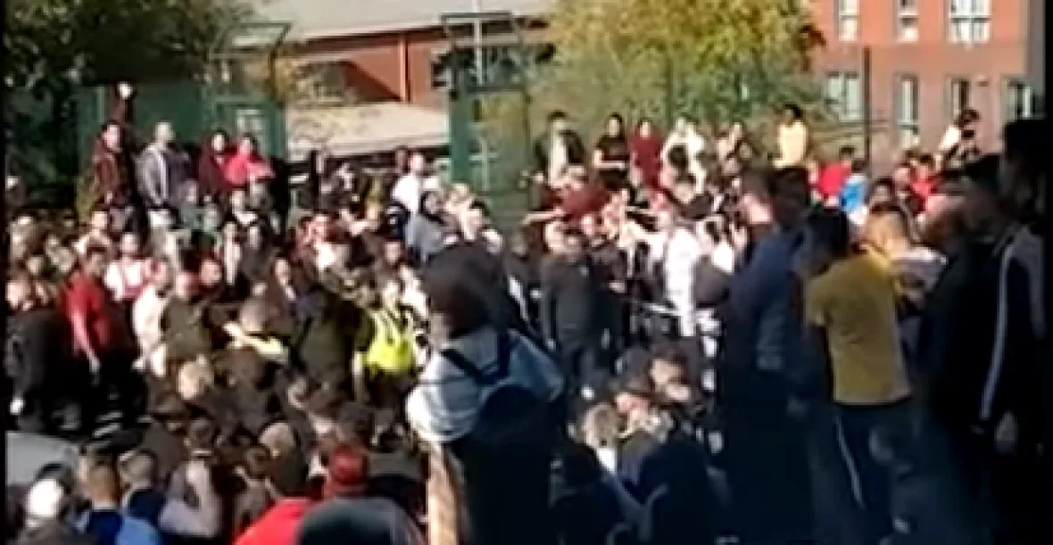 VIDEO: Na střední škole se popralo přes 100 žáků, zasahovaly desítky policistů