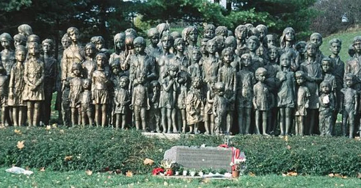 Památník Lidice prohrál, musí dát Hamplovo jméno pod sousoší zavražděných dětí