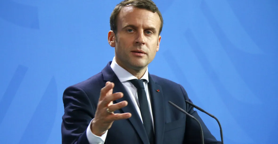 Macron pobouřil opozici. Vyfotil se s mladíkem se vztyčeným prostředníčkem