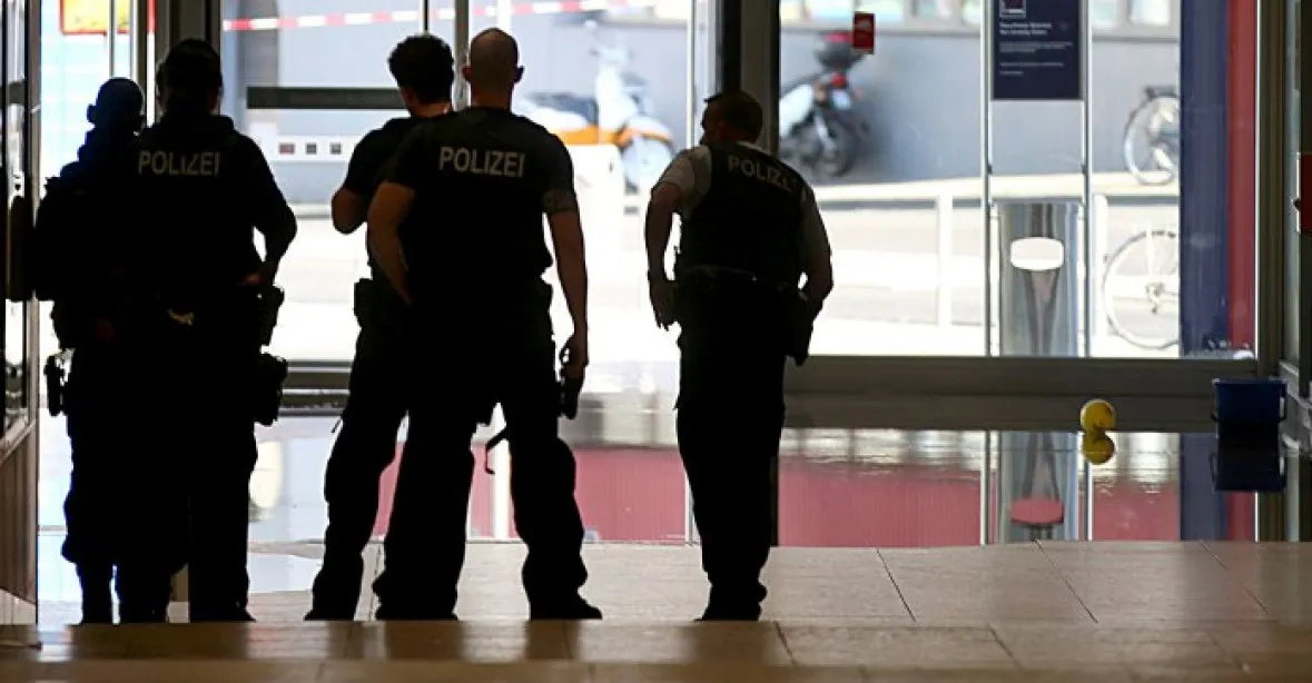Policie osvobodila rukojmí z nádraží v Kolíně nad Rýnem. Pachatel zraněn, mluvil arabsky