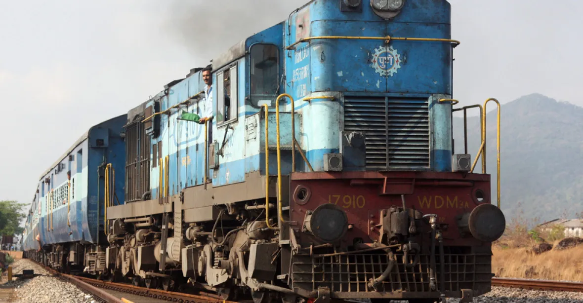 VIDEO: V severní Indii zahynulo nejméně 58 lidí, přejel je vlak, jehož strojvůdce ani nezastavil