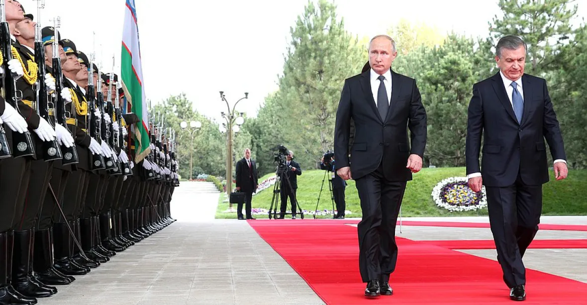 VIDEO: Jako v akčním filmu. Putin okázale projel vyklizeným Taškentem, zahájil stavbu jaderky