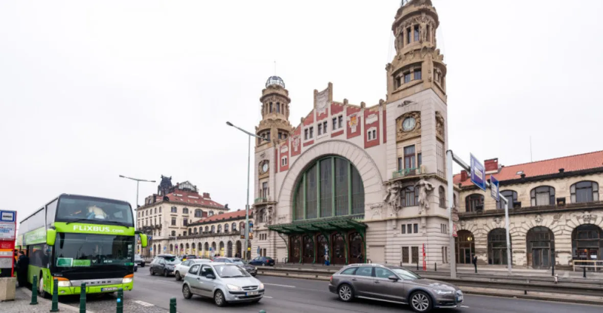 Peklo v Praze. Řidiči čekají na magistrále desítky minut v kolonách