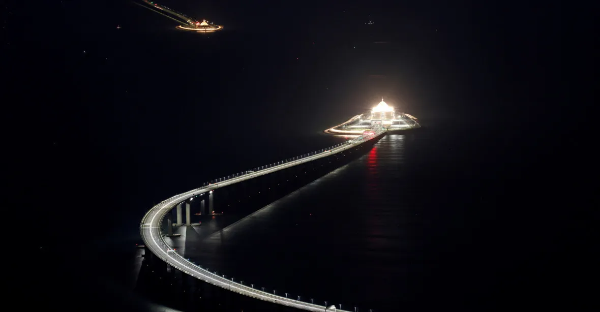 FOTO: Si Ťin-pching otevřel největší most, má 55 kilometrů a spojí Čínu, Hong kong a Macao