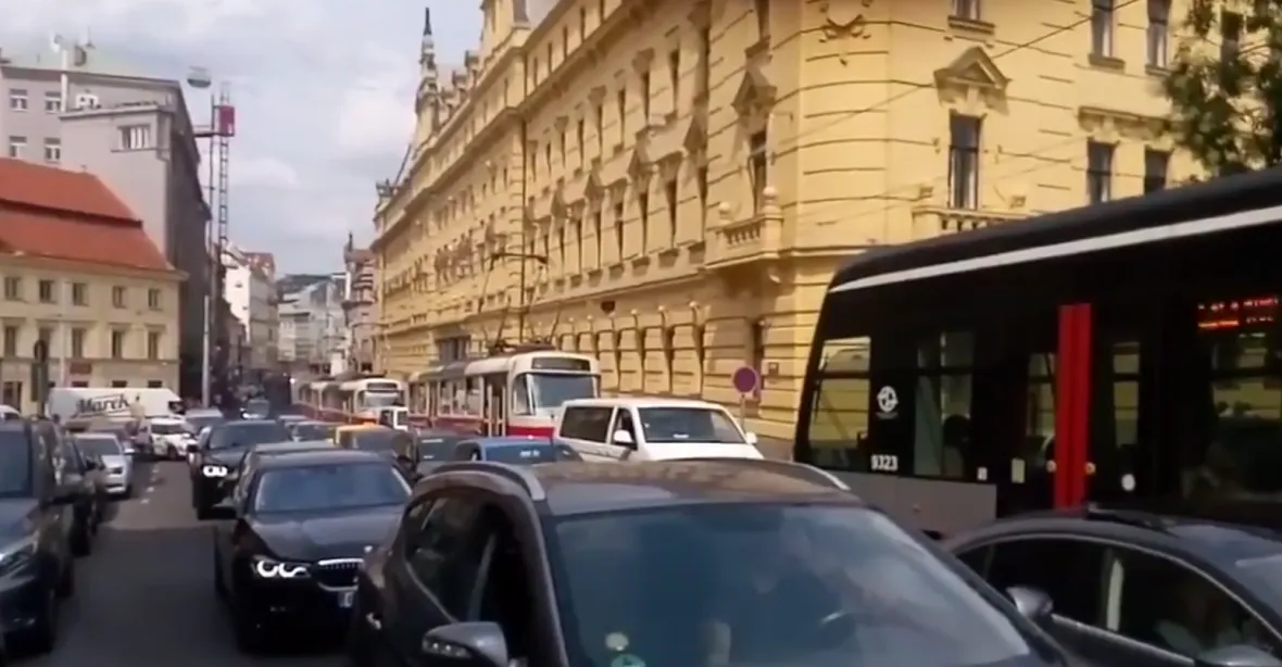 Tramvaje v Praze stály desítky minut. Po mostu nad Vltavskou další komplikace