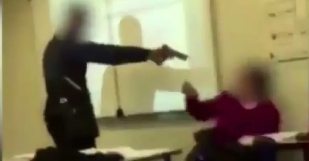 VIDEO: Žák mířil na učitelku. Vláda zvažuje vyslat do problémových škol policii