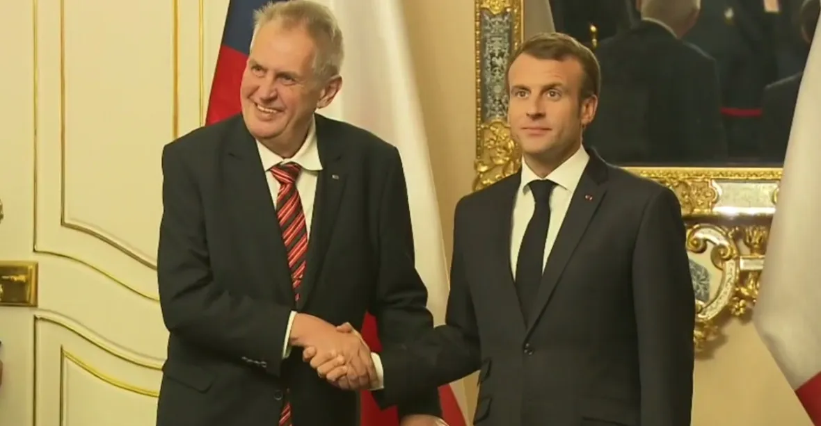 Zeman přivítal na Hradě prezidenta Francie. Macron pak povečeřel s Babišem