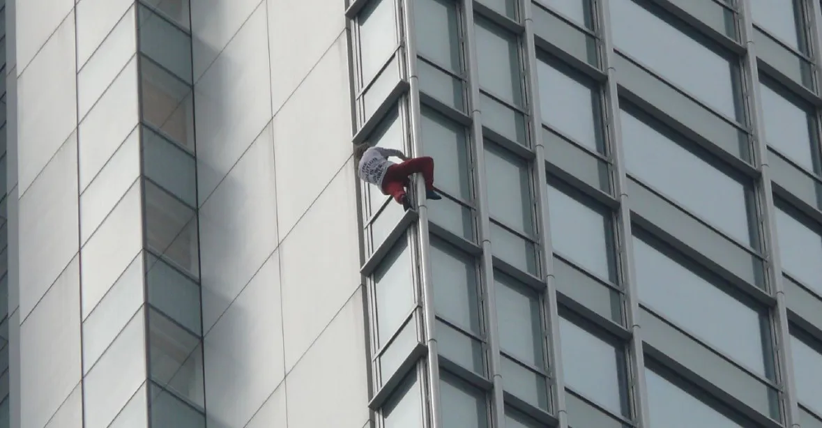 56letý Spiderman vyšplhal bez jištění na mrakodrap v Londýně