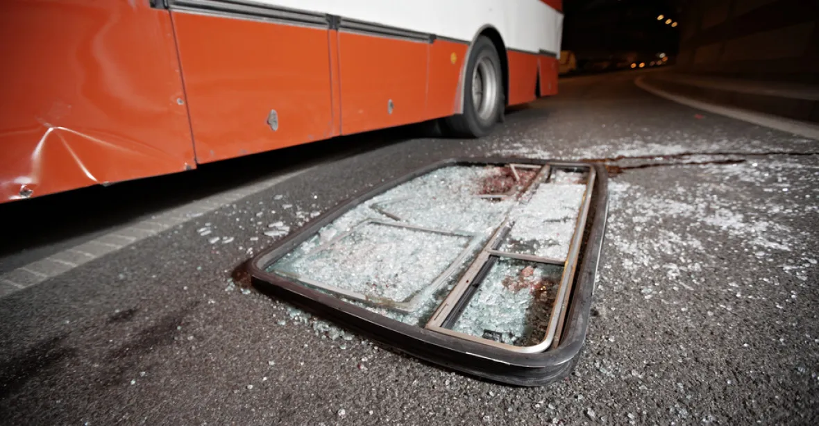 Na Jihlavsku se srazil autobus s nákladním vozem, na místě jsou těžce ranění