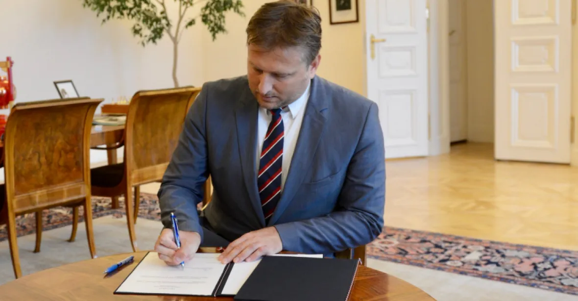 Ministr Kněžínek zprostil funkce obviněného žalobce Suchánka, měl přijmout úplatek