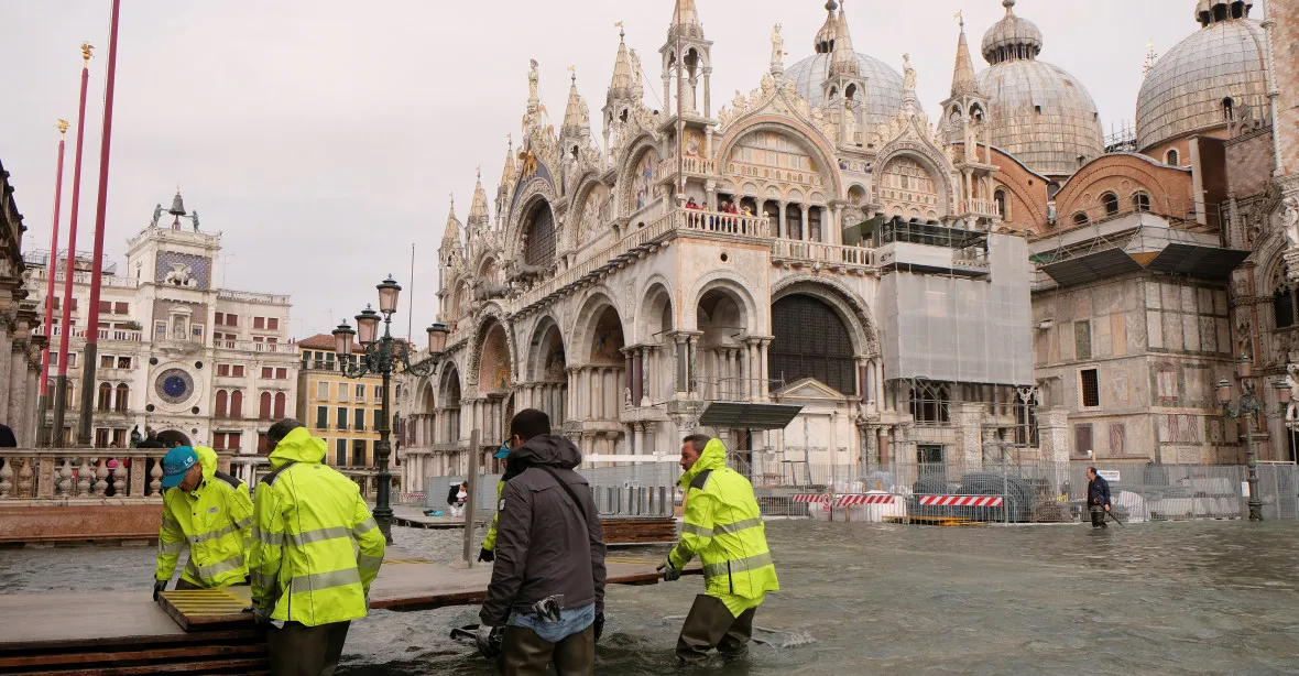 Itálie a Rakousko bojují se silnými bouřemi, Benátky jsou zaplaveny
