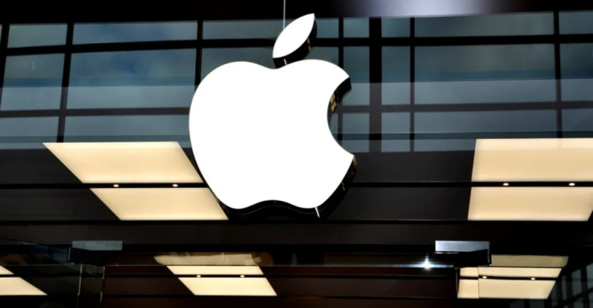 Hodnota Apple se propadala až pod bilion dolarů, akcie výrazně klesaly