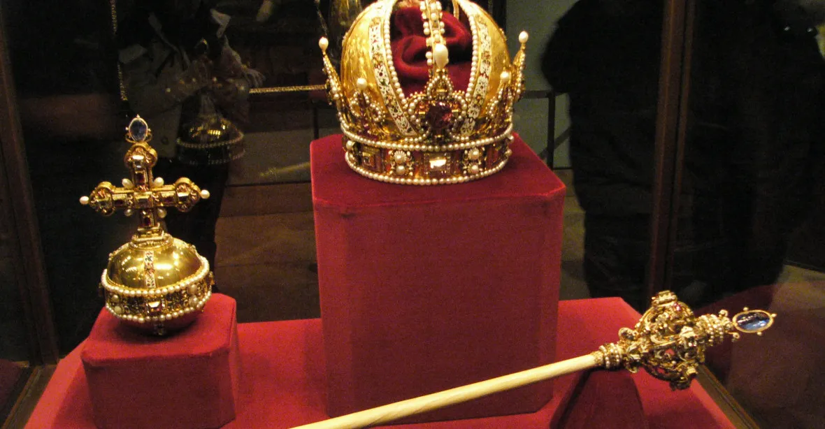 Boj s Vídní o žezlo a jablko Karla IV.