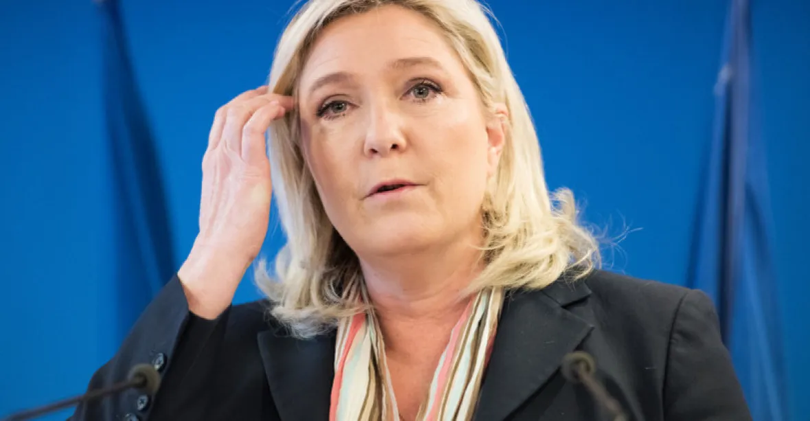 Le Penová v průzkumu před eurovolbami poprvé předběhla Macrona