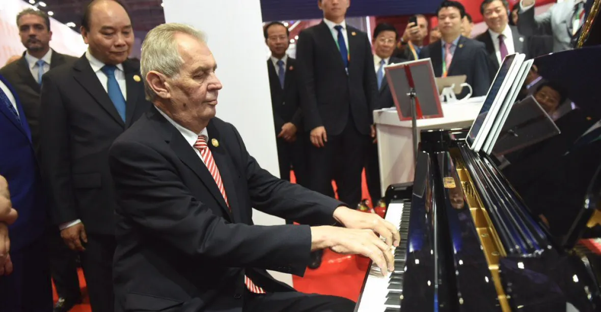 Zeman na veletrhu v Šanghaji zahrál před čínským prezidentem na piano