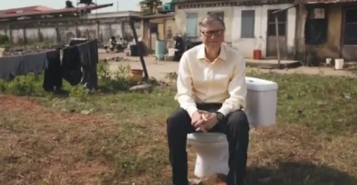 VIDEO: Bill Gates velebí a propaguje futuristický záchod. Nepotřebuje vodu ani kanalizaci