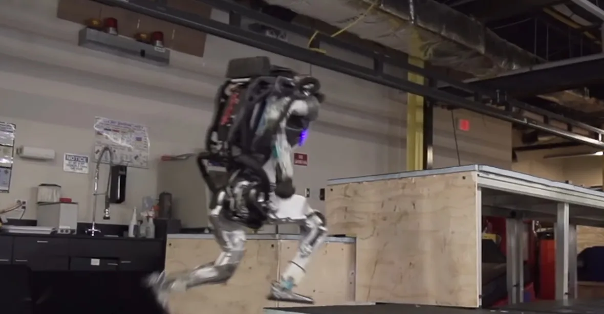 VIDEO: Robot se až děsivě přiblížil člověku. Běhá, skáče, zvládne i parkour
