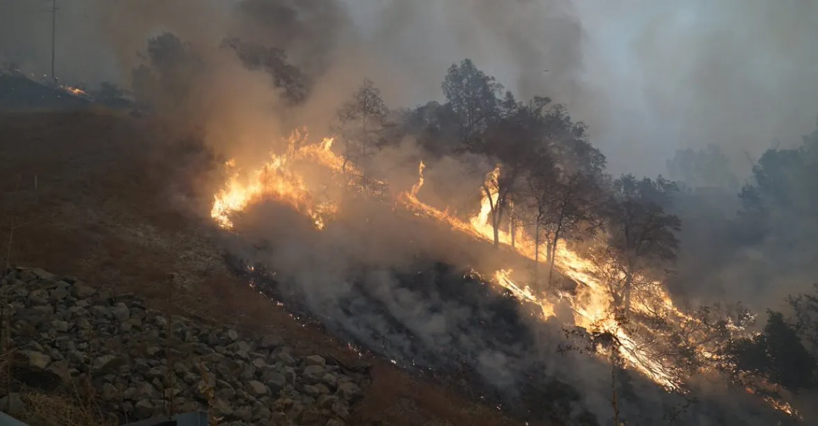 Kalifornii zachvátil rozsáhlý požár, desetitisíce lidí utíkají, evakuovat se musí celé město