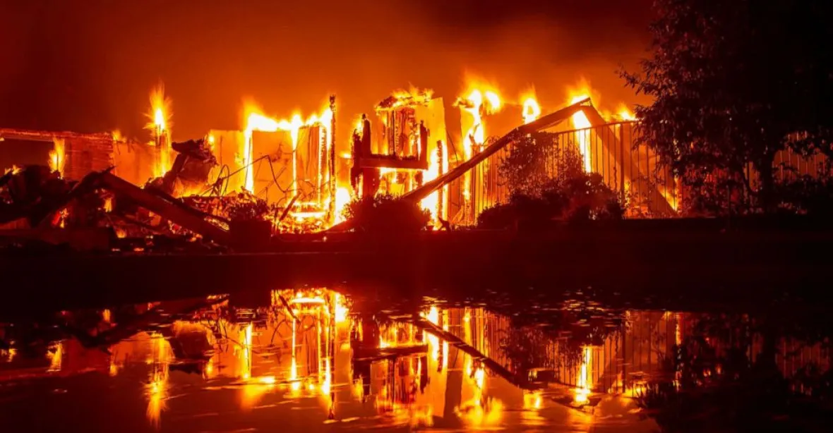 Požár na severu Kalifornie zabil nejméně 9 lidí, zpustošil město Paradise, celebrity prchají