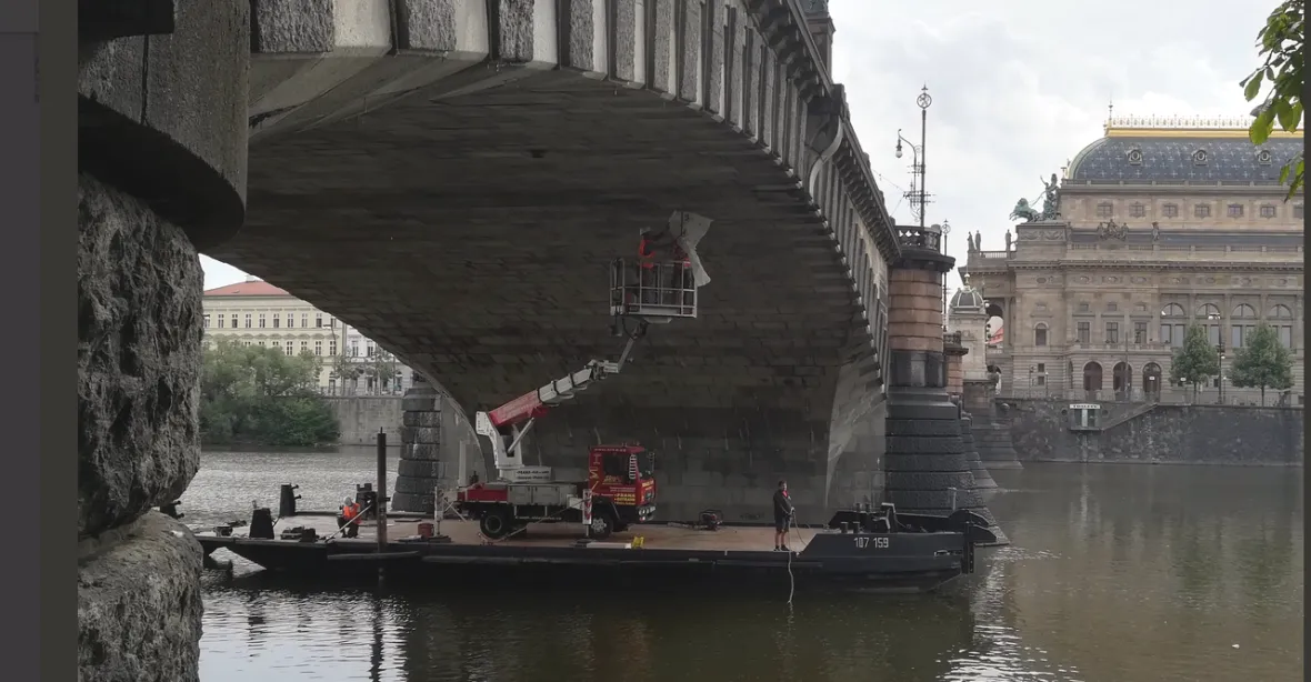 Další uzavírka. Přes pražský most Legií od rána nejedou auta ani tramvaje