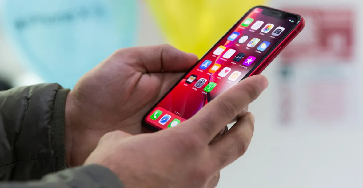 O nové iPhony není zájem, prodejní plán modelu XR Apple snížil o třetinu