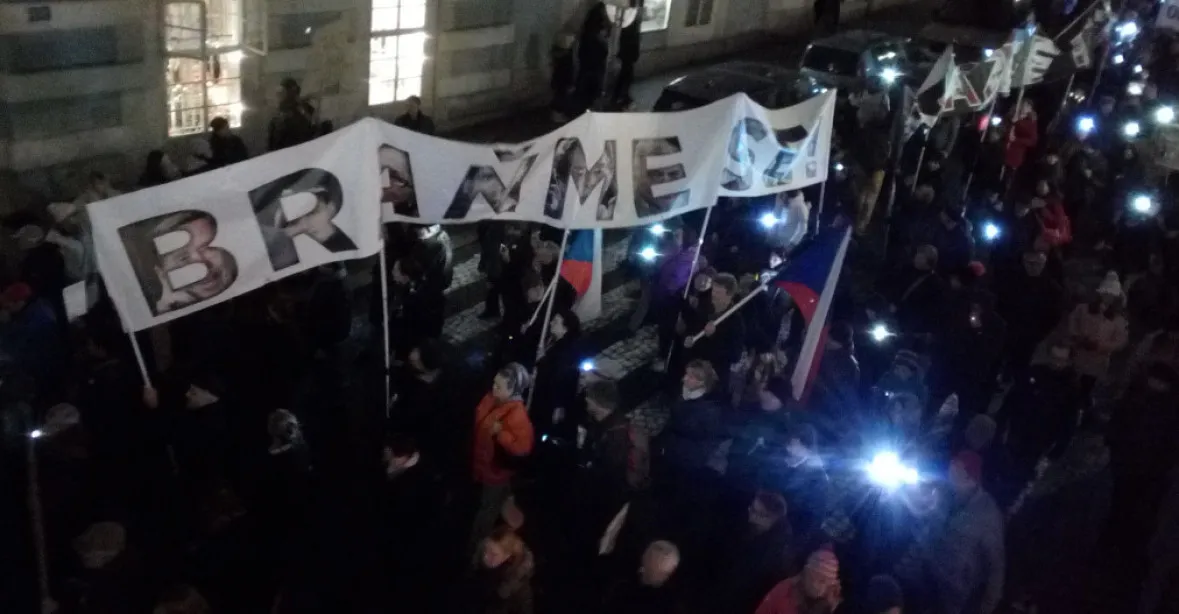 Tisíce lidí v centru Prahy požadovaly demisi vlády