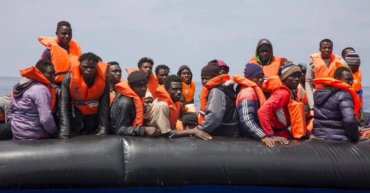 Na Sicílii dorazilo dalších 236 migrantů. Itálie tvrdí, že je musela zachránit