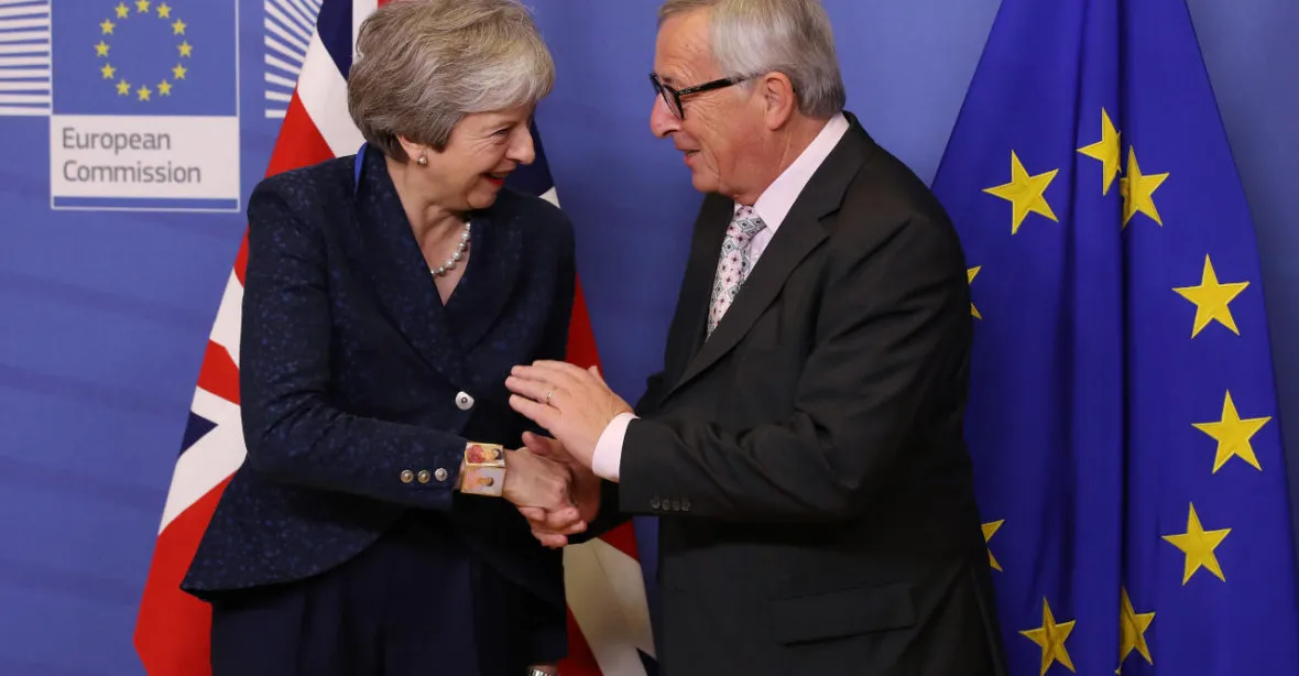 Summit 27 zemí EU podpořil text dohody o brexitu. Po 17 měsících tvrdých jednání