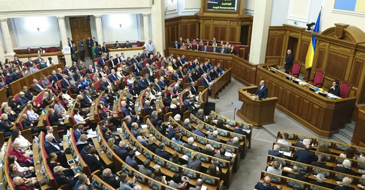 Ukrajina vyhlásila válečný stav, parlament schválil i usnesení o datu prezidentských voleb