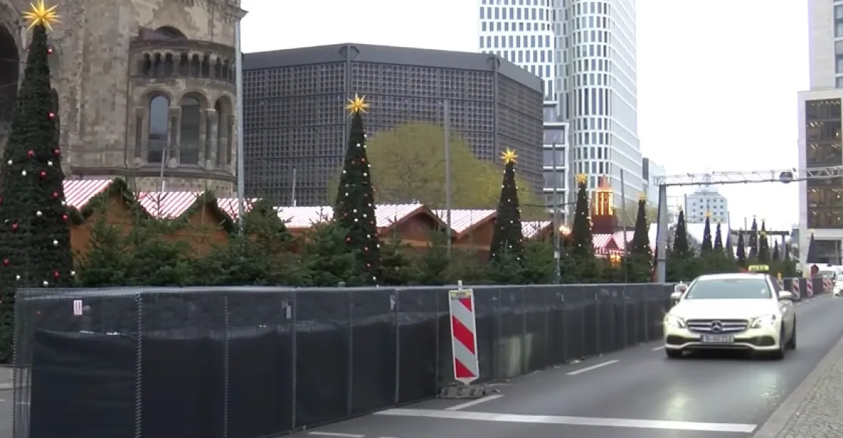 OBRAZEM: Jako ve válečné zóně. V Německu začínají vánoční trhy