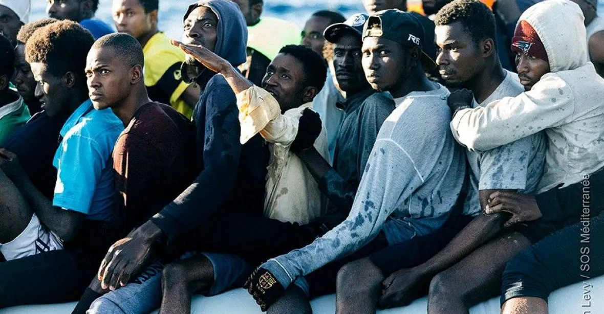 Kam s nimi, opětovné dilema. Španělská rybářská loď s 12 migranty hledá přístav