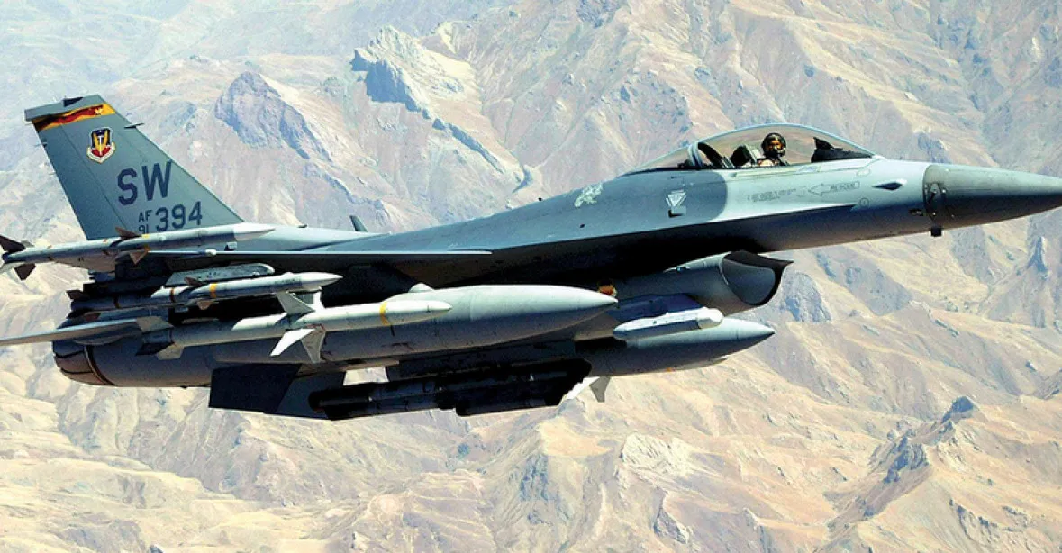 Slovensko podepsalo smlouvy o nákupu amerických stíhaček. F-16 dostane do roku 2023