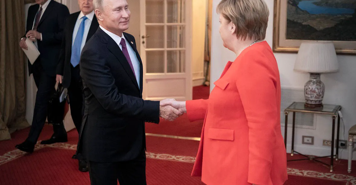 Merkelová má obavy z incidentu u Krymu, řekla Putinovi na ranní schůzce v Argentině