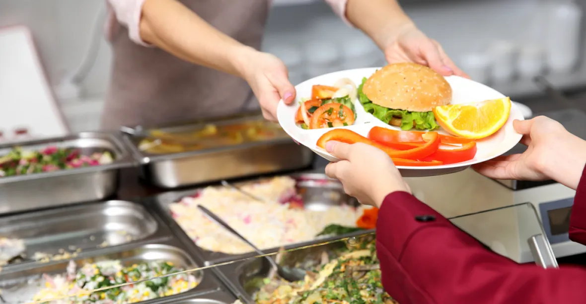 Obědy zdarma pro děti na prvním stupni? „Zdarma není nic,“ kritizuje Babišův návrh opozice